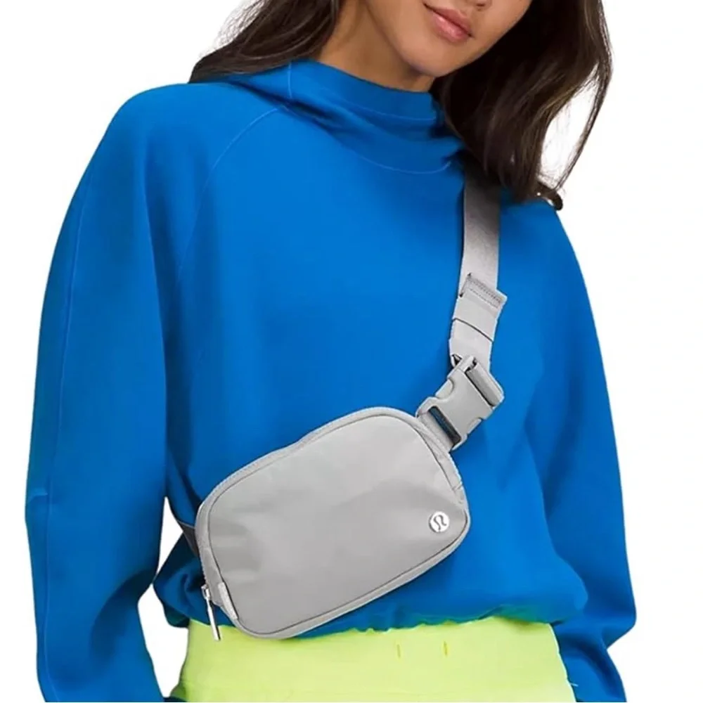 Lululemon Silver Drop Everywhere belt bag NWT - Picture 1 of 6